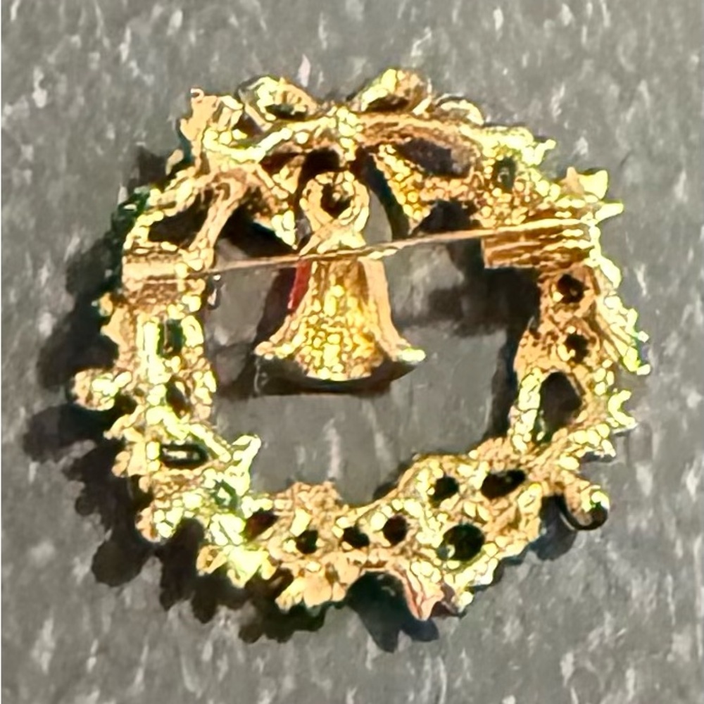 Festive Christmas Wreath Brooch - Picture 2 of 2